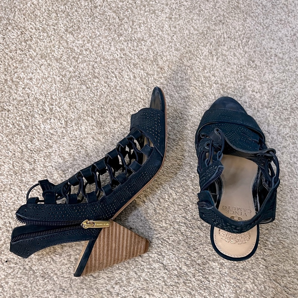 Vince Camuto navy size 8 strappy shoes